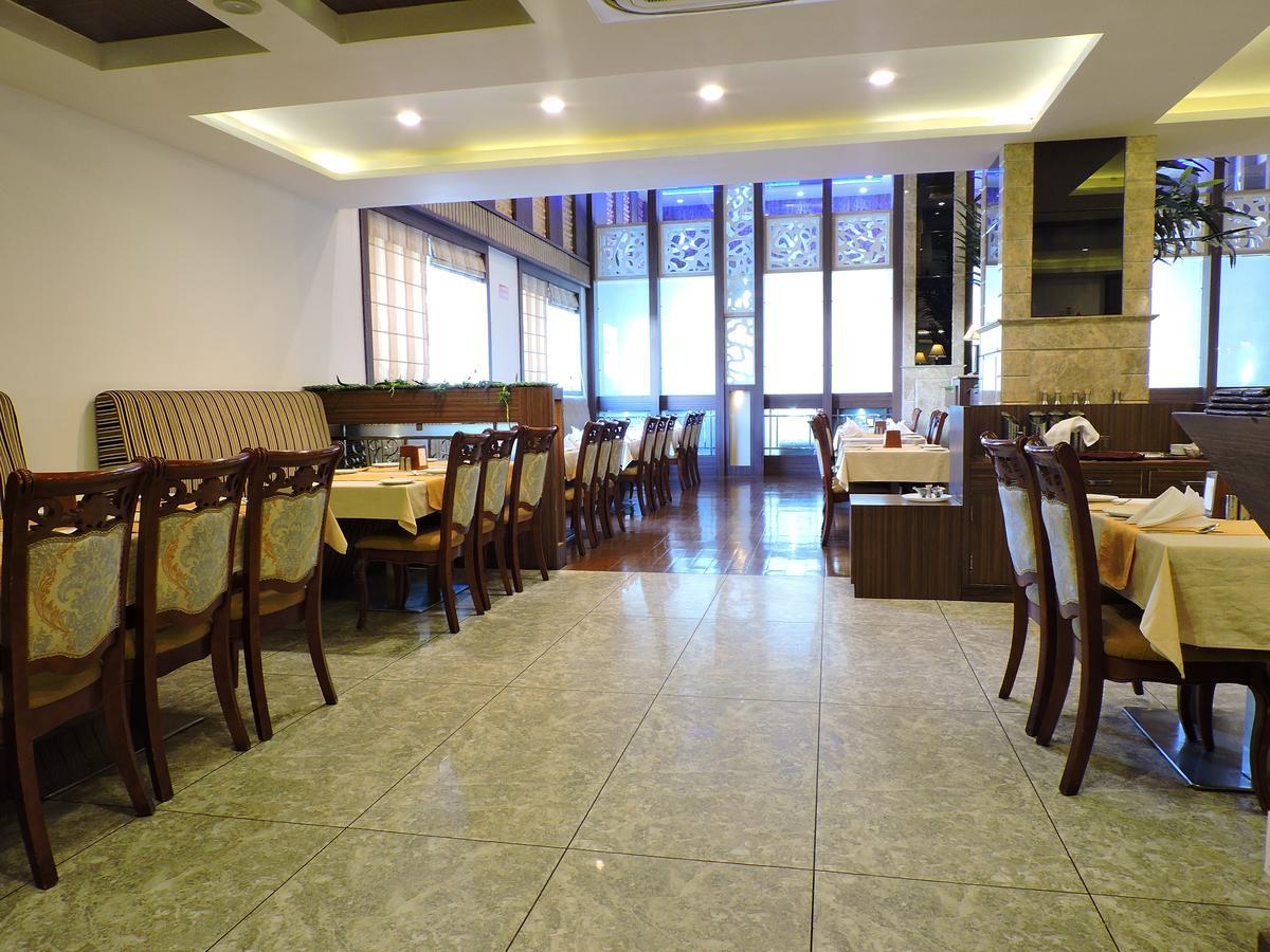 Hotel Devashish Haldwāni Екстериор снимка